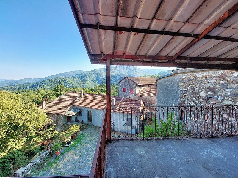 Casa Semi Indipendente in Vendita a Pontremoli, 97'000€, 188 m²
