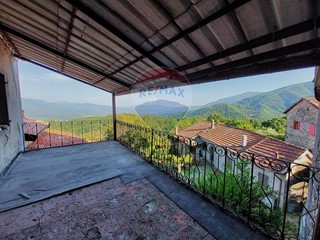 Casa Semi Indipendente in Vendita a Pontremoli, 97'000€, 188 m²