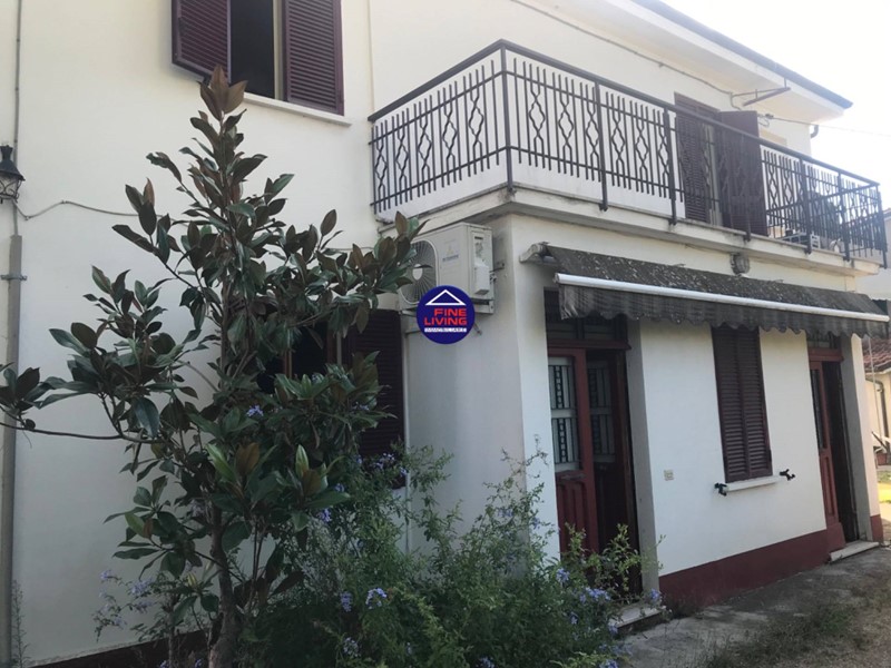 Casa Indipendente in Vendita a Pesaro, 205'000&euro;, 240 m²