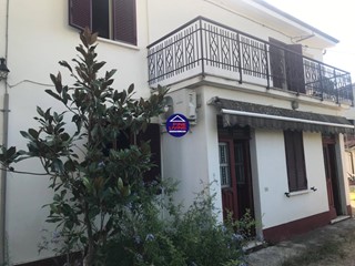 Casa Indipendente in Vendita a Pesaro, 205'000&euro;, 240 m²