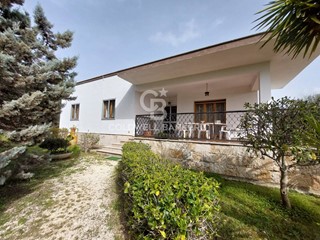 Villa in Vendita a Crispiano, 170'000€, 206 m²