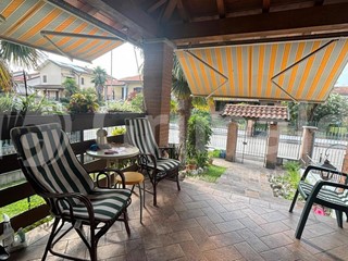 Villa bifamiliare in Vendita a Albairate, 440'000€, 250 m²