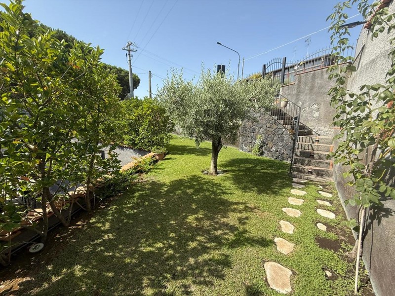 Villa in Vendita a Nicolosi, 595'000€, 360 m²