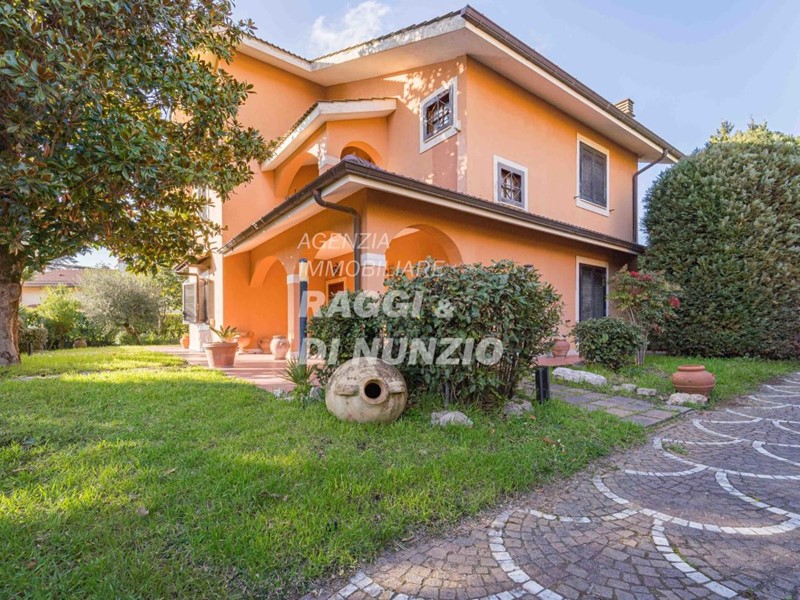 Villa in Vendita a Grottaferrata, 750'000€, 300 m², con Box