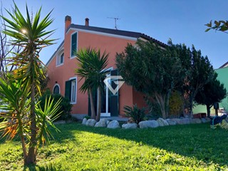 Casa Indipendente in Vendita a Toirano, 695'000€, 180 m², arredato, con Box
