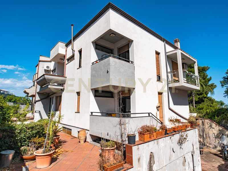 Casa Indipendente in Vendita a Catania, 515'000&euro;, 300 m², con Box