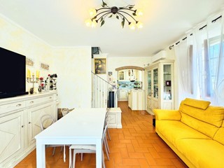 Villetta a schiera in Vendita a Seravezza, zona Pozzi, 300'000€, 90 m²