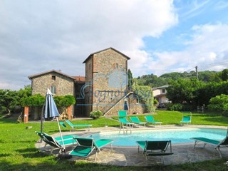 Casale in Vendita a Filattiera, zona Ponticello, 590'000€, 400 m², arredato