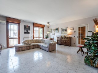 Appartamento in Vendita a Reggio Emilia, zona San Prospero Strinati, 230'000€, 125 m², con Box