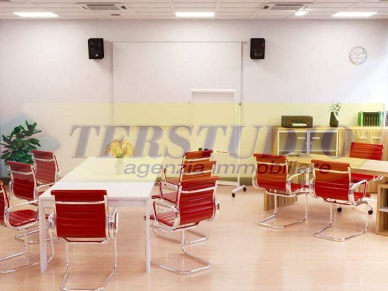 Ufficio in Affitto a Lecco, 1'300€, 110 m²