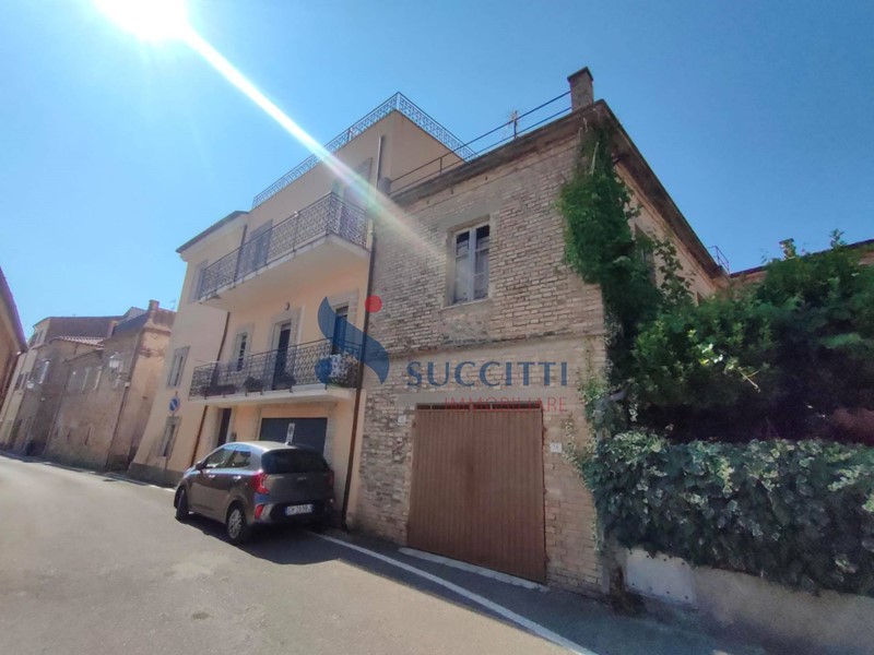 Casa Indipendente in Vendita a Tortoreto, 300'000€, 245 m²