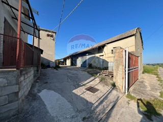 Laboratorio in Vendita a Frisa, 100'000€, 370 m²