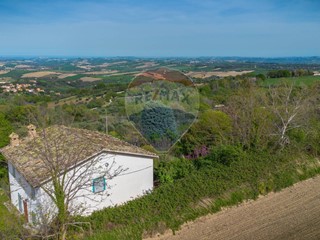 Rustico in Vendita a Cingoli, 189'000&euro;, 220 m²
