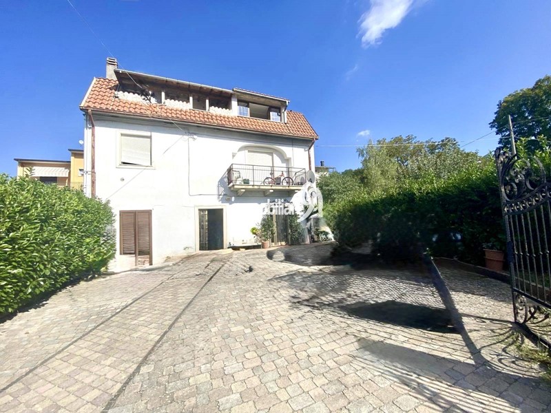 Attico in Vendita a L'Aquila, 54'000&euro;, 120 m²