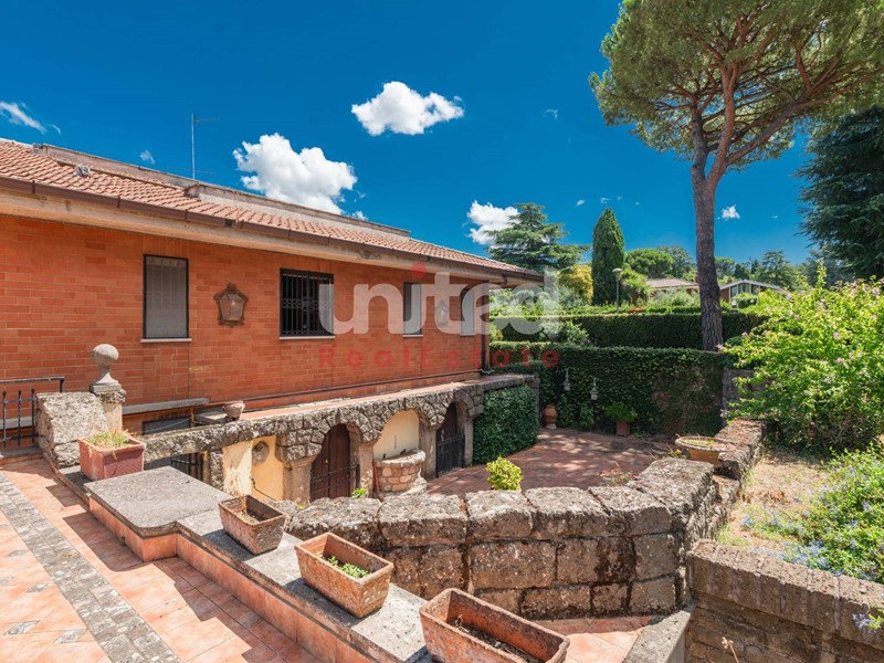 Villa in Vendita a Frascati, 850'000&euro;, 356 m²
