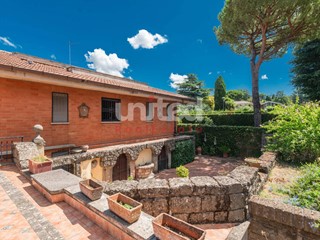 Villa in Vendita a Frascati, 850'000&euro;, 356 m²