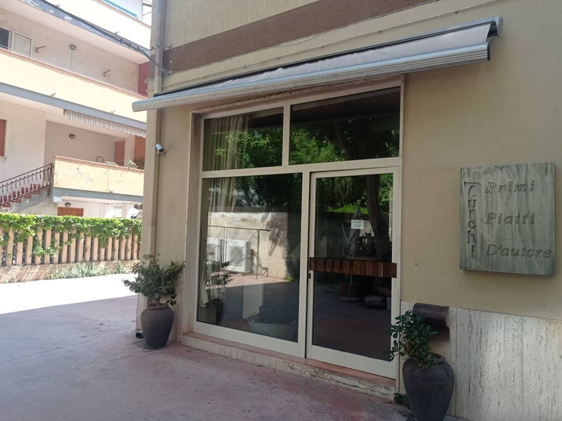 Immobile commerciale in Vendita a Francavilla al Mare, 360'000€, 176 m²