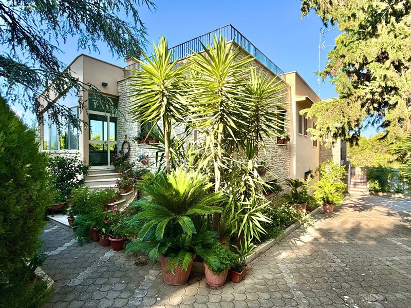 Villa in Vendita a Andria, 339'000€, 420 m²