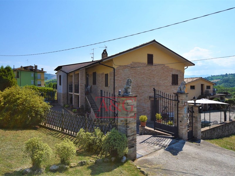 Casa Indipendente in Vendita a Servigliano, 390'000€, 330 m²