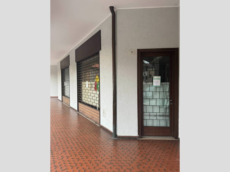 Negozio in Affitto a Cuggiono, 1'300€, 180 m²