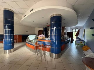 Attività commerciale in Affitto a Cuggiono, 1'300€, 180 m²