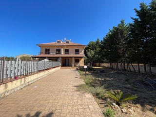 Villa in Vendita a Altavilla Milicia, 245'000€, 180 m²