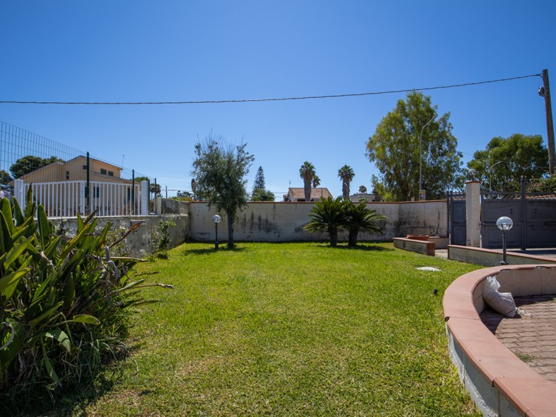 Villa in Vendita a Siracusa, zona Plemmirio-Arenella-Fanusa, 450'000&euro;, 130 m²