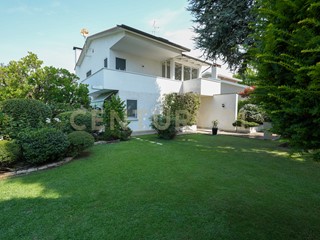 Casa Indipendente in Vendita a Legnago, 738'000€, 275 m², con Box