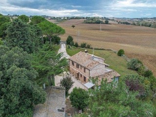 Rustico in Affitto a Montemarciano, 1'900€, 316 m²
