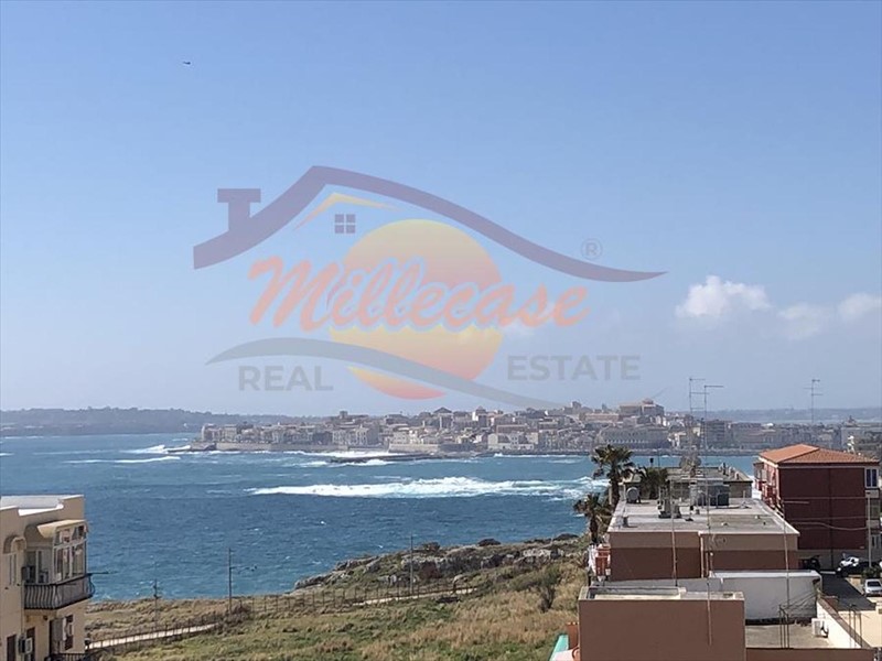 Appartamento in Vendita a Siracusa, zona Grottasanta - Tunisi, 105'000&euro;, 138 m²