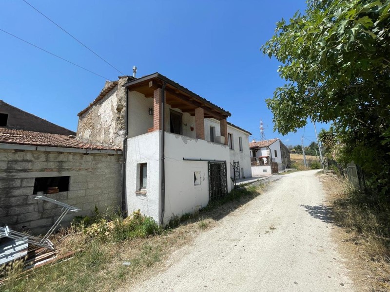 Casa Indipendente in Vendita a Alanno, 80'000€, 201 m², arredato