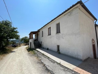 Casa Indipendente in Vendita a Alanno, 80'000€, 201 m², arredato