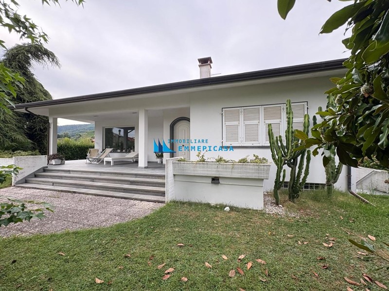 Villa in Vendita a Massa, zona Mirteto, 1'100'000&euro;, 250 m², arredato