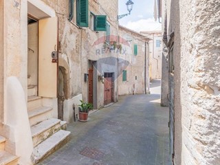 Quadrilocale in Vendita a Ischia di Castro, 26'000€, 101 m²