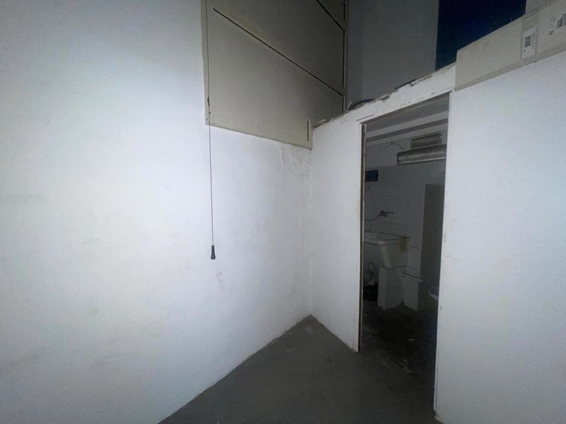 Negozio in Affitto a Palermo, 5'000€, 150 m²