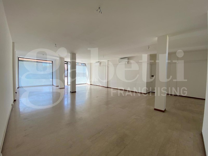 Negozio in Affitto a Rovigo, 550€, 90 m²
