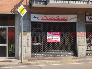 Negozio in Affitto a Pinerolo, 750€, 70 m², arredato
