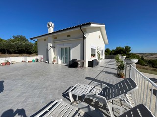 Villa in Vendita a Alanno, zona Semicentro, 285'000€, 220 m²