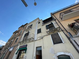 Casa Indipendente in Vendita a Tocco da Casauria, zona Centro, 70'000€, 297 m²