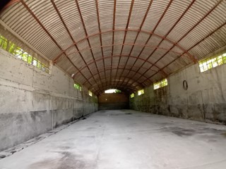 Capannone in Vendita a Bolognano, zona Piano D'Orta, 59'000€, 550 m²