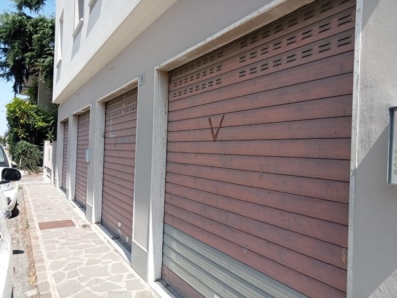 Negozio in Vendita a Modena, 110'000€, 100 m²