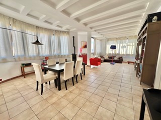 Appartamento in Vendita a Siracusa, zona Scala Greca, 218'000&euro;, 140 m², con Box