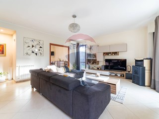 Casa Semi Indipendente in Vendita a Santa Venerina, 345'000€, 222 m²