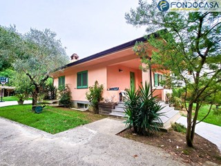 Villa in Vendita a Massarosa, 459'000€, 200 m²