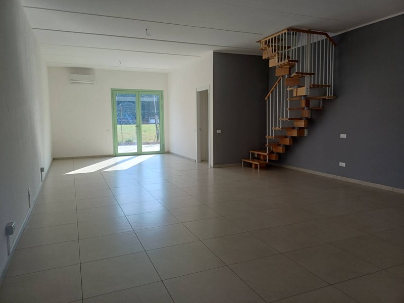 Attività commerciale in Affitto a San Giuliano Terme, 1'000€, 100 m²