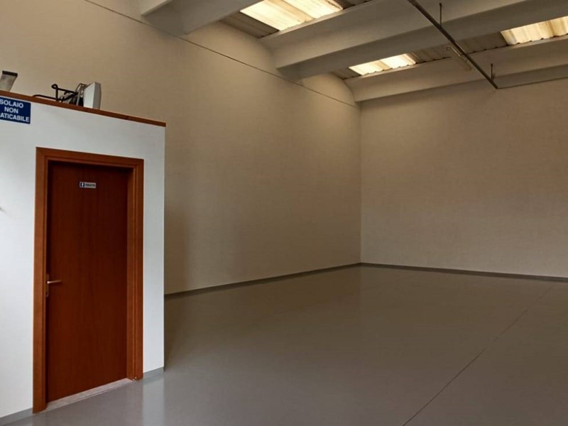 Attività commerciale in Affitto a Calcinaia, 1'000€, 130 m²