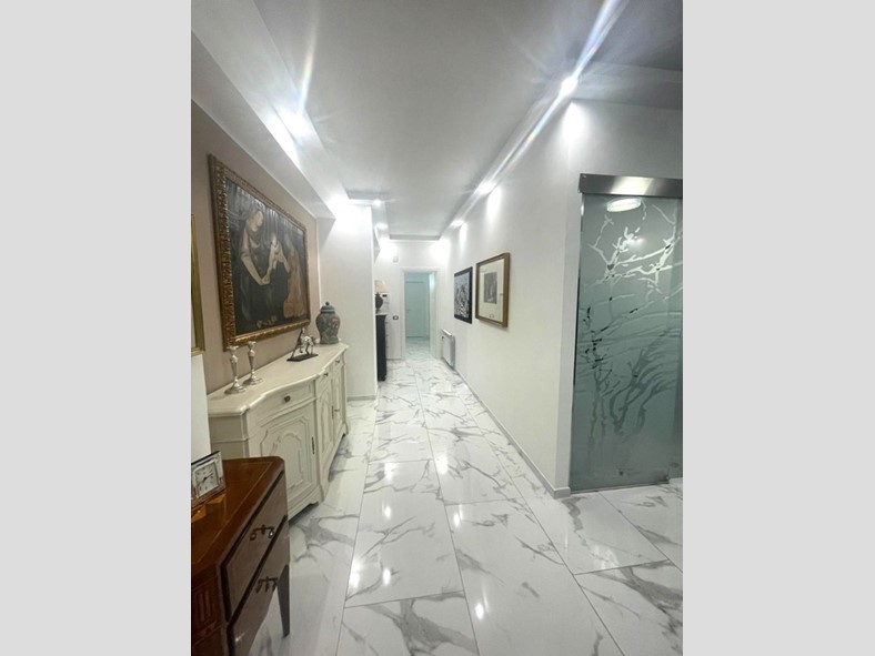 Appartamento in Vendita a Palermo, 290'000€, 214 m²