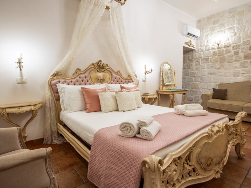 Casa Indipendente in Vendita a Siracusa, zona Ortigia-Umberto, 490'000&euro;, 180 m², arredato