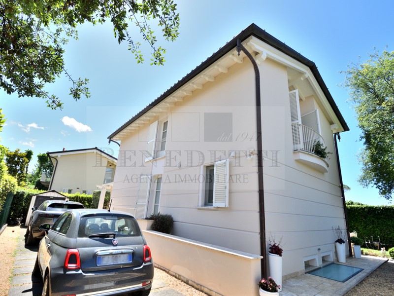 Villa in Vendita a Pietrasanta, 970'000€, 230 m²