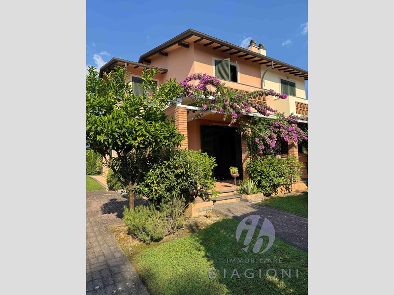 Villa bifamiliare in Vendita a Pietrasanta, zona Tonfano, 860'000€, 140 m², arredato